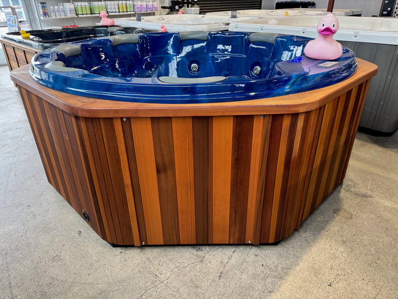 Trueform Extreme Family Cedar Spa - NZ MADE- 7 Seater - Ozone - HEAT PUMP READY