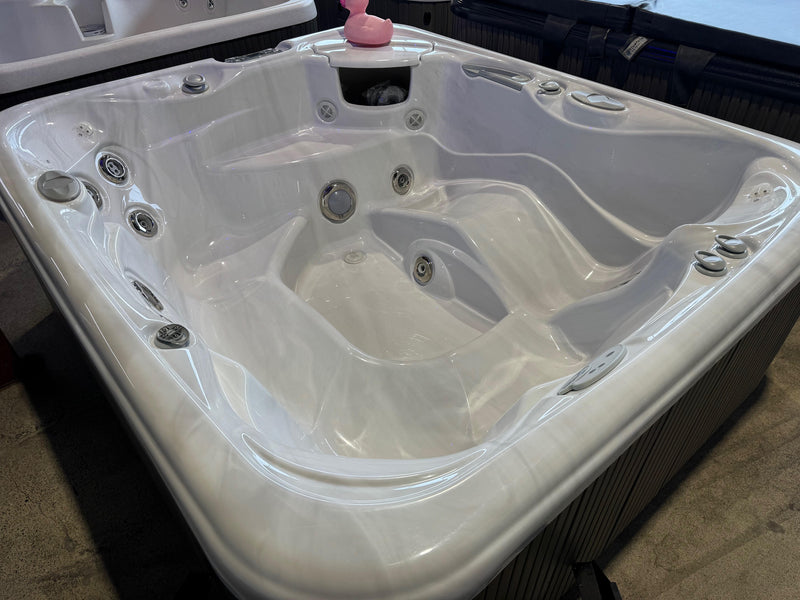 Hot Spring 5 Seater Portable Spa - Highlife - Sovereign - SILENT FLO - Ozone