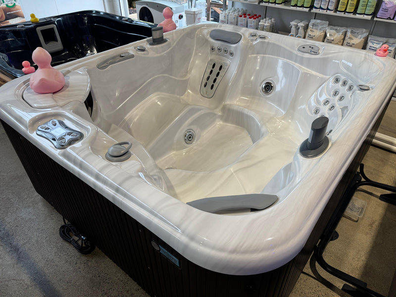Hot Spring 5 Seater Portable Spa - Highlife - Sovereign - SILENT FLO - Ozone - STEREO
