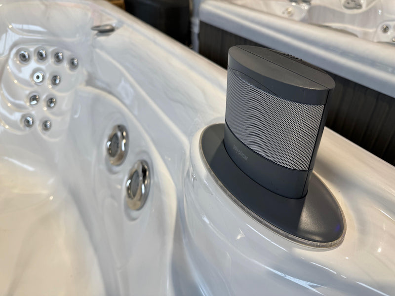 Hot Spring 5 Seater Portable Spa - Highlife - Sovereign - SILENT FLO - Ozone - STEREO